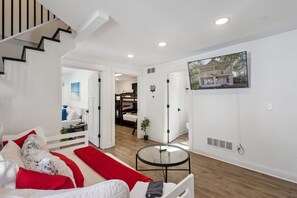 4 chambres, fer et planche à repasser, lit parapluie, Wi-Fi gratuit