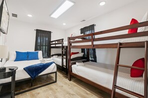 4 habitaciones, tabla de planchar con plancha y cuna de viaje