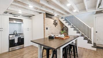 Een koelkast, een microgolfoven, een oven, een kookplaat