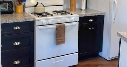 Serenity Cottage: Central to state parks, historic towns, MD & VA beaches