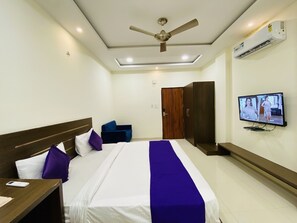 Deluxe Room | Premium bedding, free WiFi, bed sheets - The Kiwi Hotel (Indore)