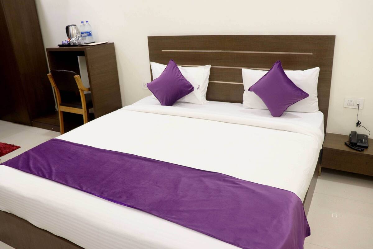 Superior Double Room | Living area | 33-inch LED TV with cable channels, TV