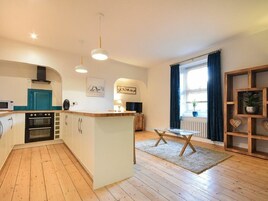 Geladeira, lava-louças, chaleira elétrica, torradeira