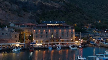 Fachada de la propiedad por la tarde o noche