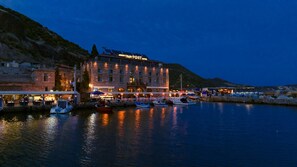 Un hôtel situé au bord de l’eau, doté de plusieurs espaces de restauration et où sont amarrés des bateaux.