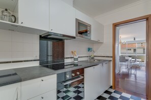 Kaupunkihuoneisto | Yksityinen keittiö | Jääkaappi, mikroaaltouuni, uuni, liesi