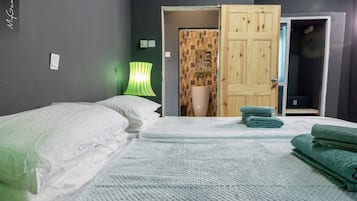 1 habitación, tabla de planchar con plancha, wifi gratis y ropa de cama