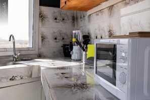 Appartement | Privékeuken | Een koelkast, een magnetron, een oven, een kookplaat