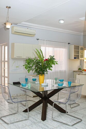 Kerr Ayo's One bed Room Deluxe Apartment, 5 Minutes From Senegambia Beaches