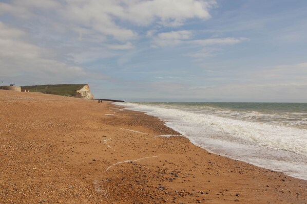 Beach - The Courtyard - a house that sleeps 8 guests in 3 bedrooms (Seaford)