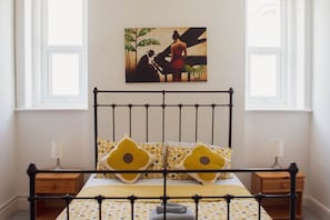 3 bedrooms, iron/ironing board, free WiFi, bed sheets - The Courtyard - a house that sleeps 8 guests in 3 bedrooms (Seaford)