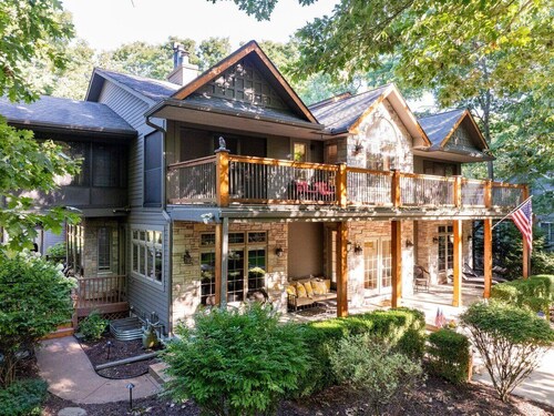 Fennville Stunner! Hot tub, Theatre, Assoc Lake MI Beach