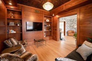 Smart TV - Renovated luxury home in Downtown Grand Haven (Grand Haven)
