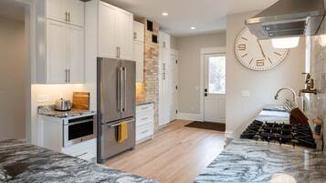 Réfrigérateur, four à micro-ondes, un four, surface de cuisson