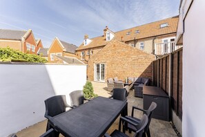 Outdoor dining - Barnacle Nook - sleeps 8 in Sheringham (Sheringham)
