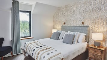 5 bedrooms, desk, iron/ironing board, travel crib