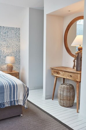 5 bedrooms, desk, iron/ironing board, travel cot