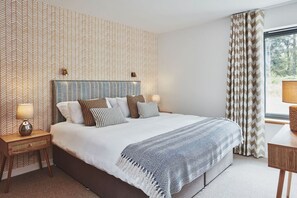 5 soverom, skrivebord, strykejern/-brett og reiseseng for barn