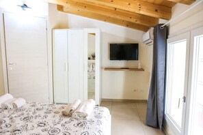 2 bedrooms, travel crib, free WiFi, bed sheets