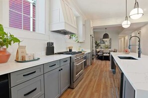 ثلاجة، ميكروويف، فرن، موقد طهي مسطح