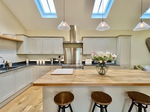 Fridge, microwave, oven, dishwasher - Beaufort Barn by inspirestays-com - a cottage that sleeps 6 guests in 3 bedrooms (Pulborough)