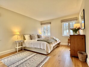 3 chambres, fer et planche à repasser, Wi-Fi, draps fournis