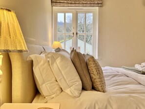 3 bedrooms, iron/ironing board, WiFi, bed sheets - Beaufort Barn by inspirestays-com - a cottage that sleeps 6 guests in 3 bedrooms (Pulborough)