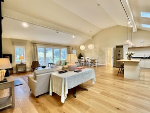 Smart TV, fireplace, books, stereo - Beaufort Barn by inspirestays-com - a cottage that sleeps 6 guests in 3 bedrooms (Pulborough)