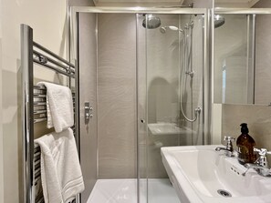 Badewanne, Haartrockner, Handtücher