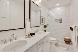 Baignoire, sèche-cheveux, serviettes fournies, shampoing