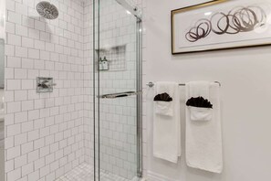 Baignoire, sèche-cheveux, serviettes fournies, shampoing