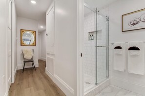 Bathtub, hair dryer, towels, soap - Stylish CBD Hotel Suite | Near French Quarter (New Orleans)