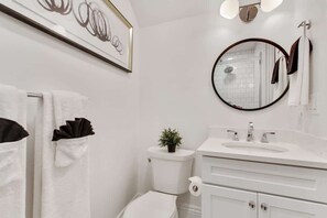 Bathtub, hair dryer, towels, shampoo - Stylish CBD Hotel Suite | Near French Quarter (New Orleans)
