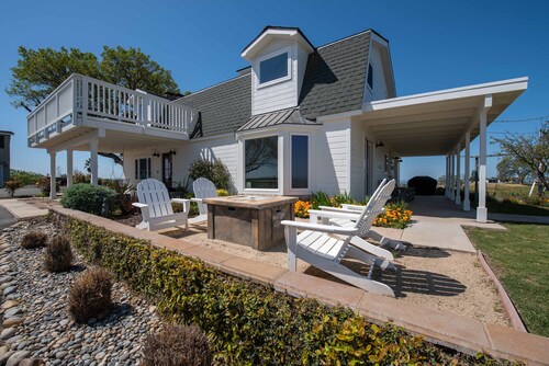 Hilltop Vineyard Home w/360 Views, Pool & Fire Pit!