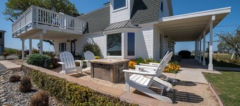 Hilltop Vineyard Home w/360 Views, Pool & Fire Pit!