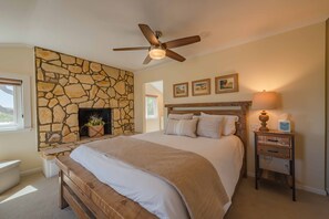 3 bedrooms, iron/ironing board, free WiFi, bed sheets - Hilltop Vineyard Home w/360 Views, Pool & Fire Pit! (Paso Robles)