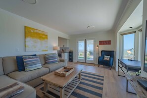 Smart TV, fireplace - Hilltop Vineyard Home w/360 Views, Pool & Fire Pit! (Paso Robles)