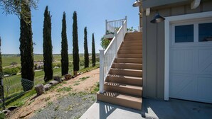 Un escalier menant à un garage, offrant une vue dégagée sur le paysage environnant.