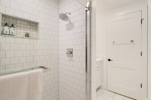 Badekar, hårføner, håndklær og sjampo