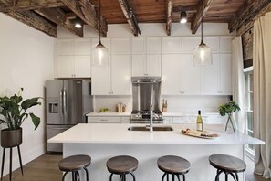 Kjøleskap, mikrobølgeovn, ovn og kokeplater