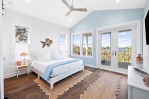 4 bedrooms, free WiFi, bed sheets - 100 steps to the Water! Walkable to Main Street! Beach Boardwalk! (Port St. Joe)