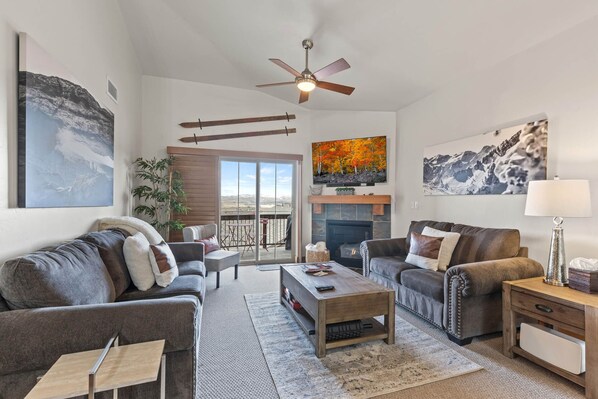 Smart TV, fireplace - Moose Mgmt at Bear Hollow 1313: Two King Bed-Fast WiFi-Free BusRoute-DogFriendly (Park City)