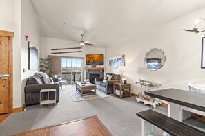 Smart TV, fireplace