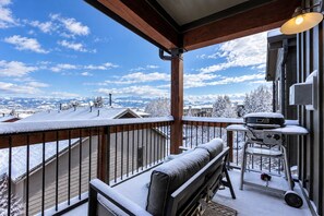 A balcony with a view of snow-covered mountains, a grill, and a bench. - Moose Mgmt at Bear Hollow 1313: Two King Bed-Fast WiFi-Free BusRoute-DogFriendly (Park City)