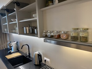 Kühlschrank, Ofen, Herdplatte, Geschirrspüler