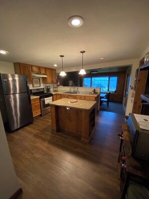 Réfrigérateur, four à micro-ondes, un four, surface de cuisson