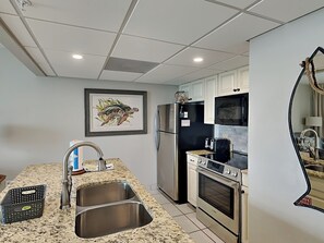 冷蔵庫、電子レンジ、オーブン、コンロ