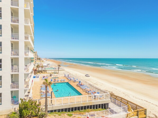 Un hotel con piscina, acceso a la playa y vistas al océano.