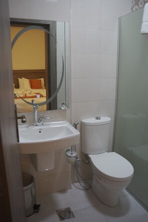 Basic Double Room | Bathroom