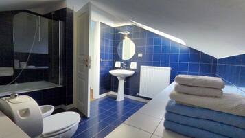 Asciugacapelli, bidet, asciugamani, sapone
